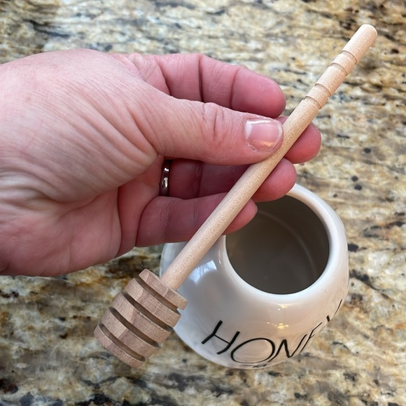 🌎 Rae Dunn HONEY Pot with Wooden Dipper Large Letter Yellow Bee on Lid - Picture 8 of 11
